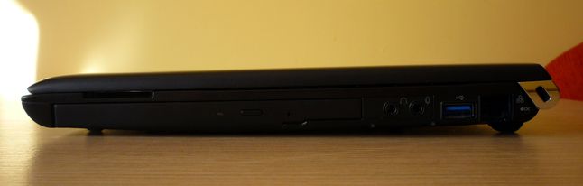Toshiba Portégé R830-130 - ścianka prawa (czytnik kart pamięci, nagrywarka DVD, 2 x audio, USB 3.0, LAN, Kensington Lock)