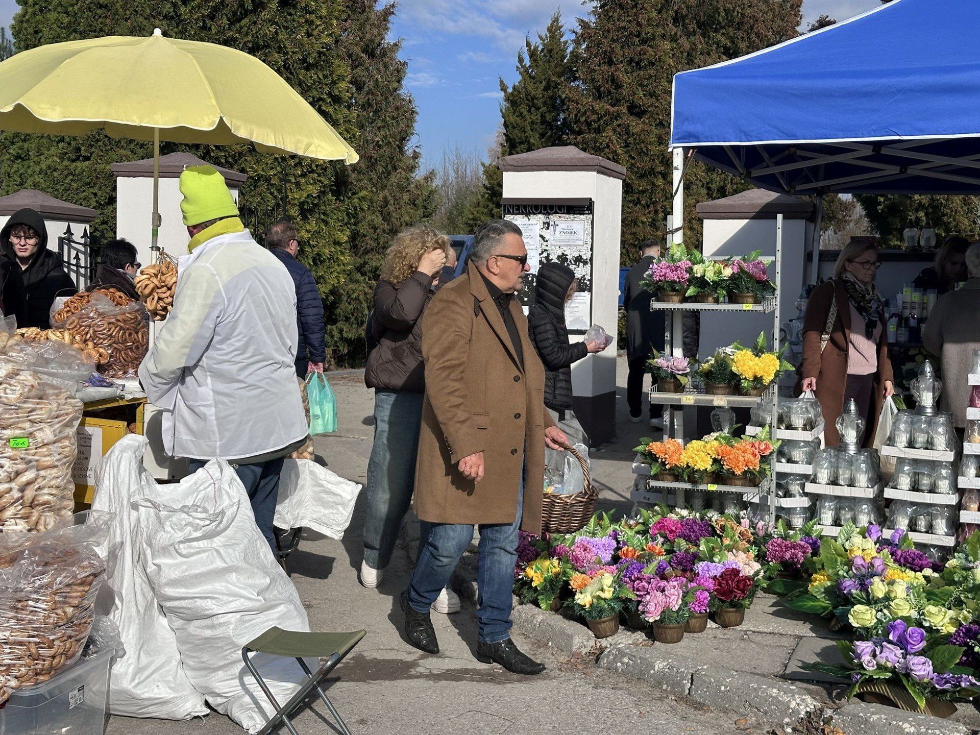 Sprzedawano też kwiaty ma groby. Były również obwarzanki. 