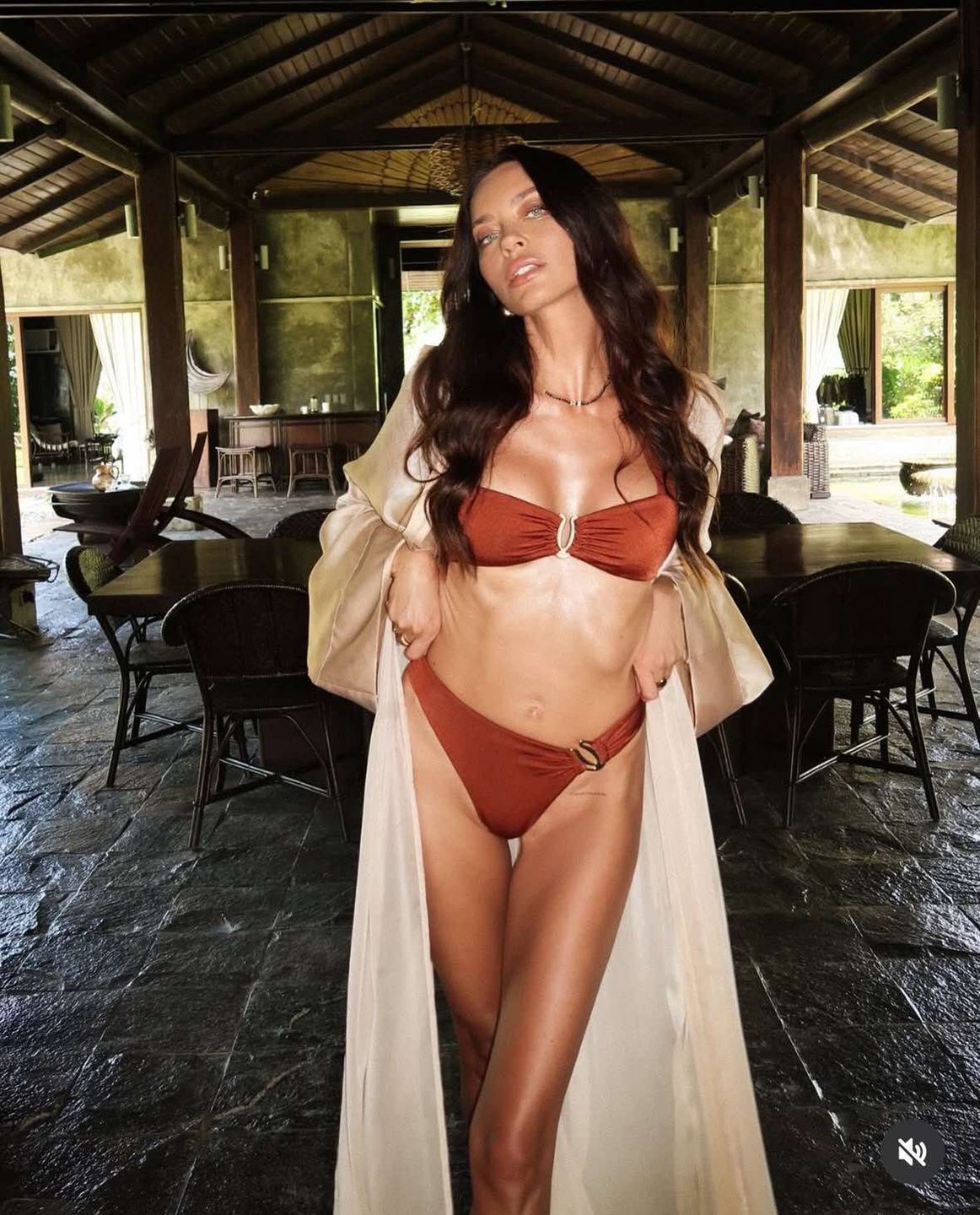 Posągowa Edyta Zając eksponuje ciało w skąpym bikini