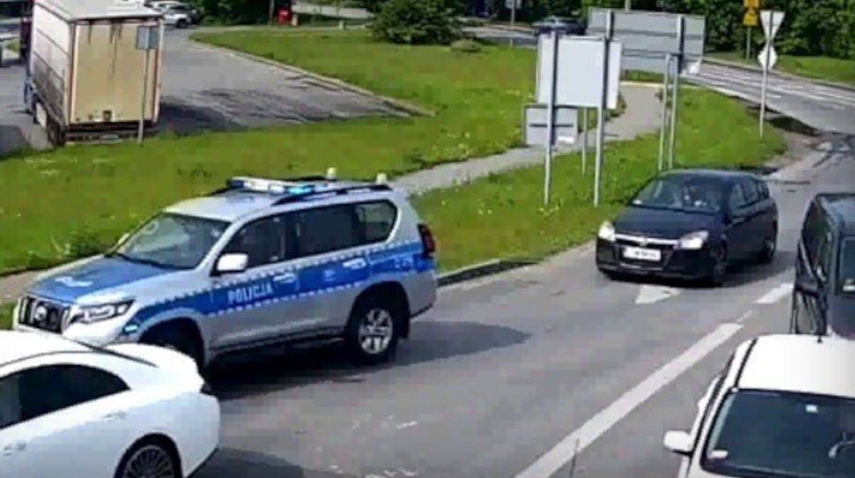 Policjant i strażnik leśny pilotowali na sygnale rodzącą kobietę do szpitala w Bydgoszczy