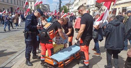 Zasłabła podczas marszu. Kobieta uderzyła się w głowę