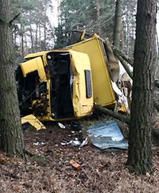 Zasnął za kierownicą i zatrzymał się na drzewie