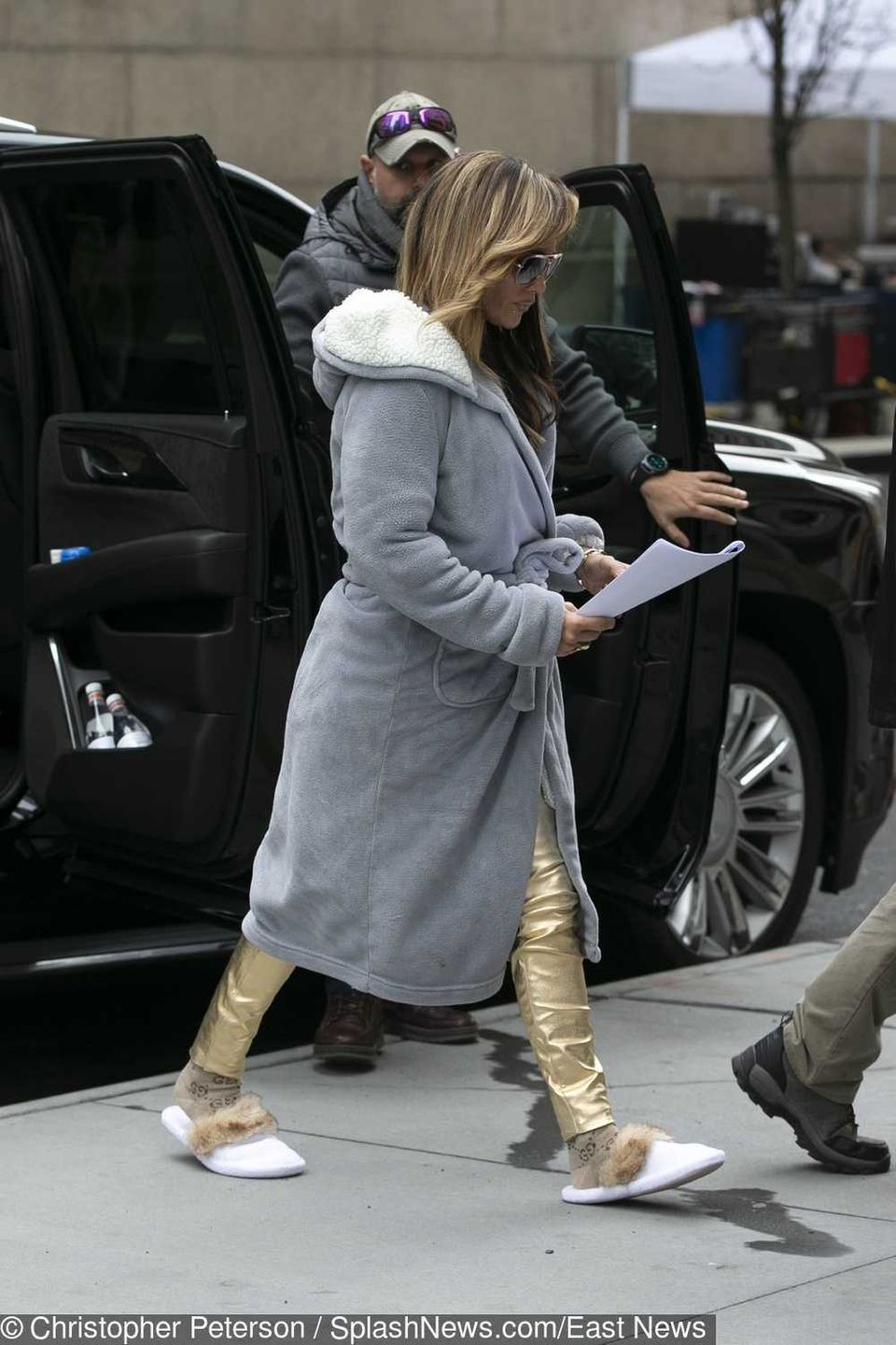 Jennifer Lopez w szlafroku i kapciach