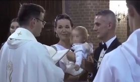 Wideo z chrztu robi furorę w internecie. "Ty tłuku jeden" – powiedział ksiądz do ojca dziecka