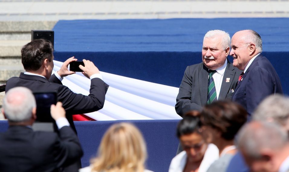 "Bolek, wracaj do Gdańska". Wałęsa wygwizdany przez tłum na pl. Krasińskich