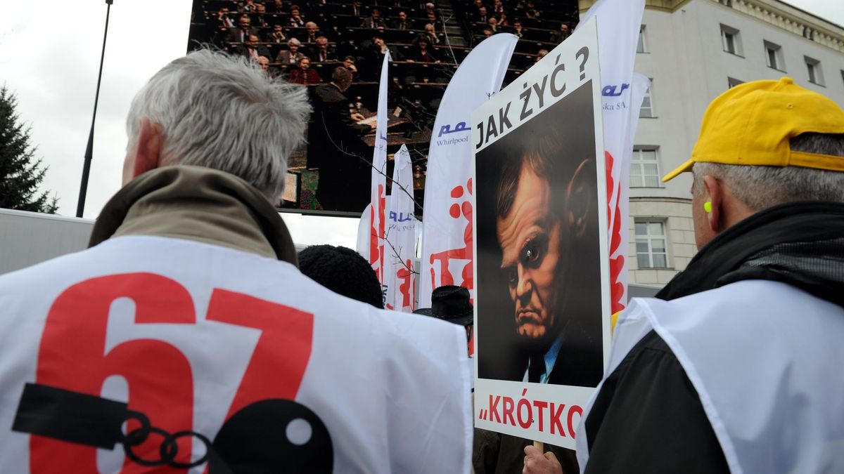 30.03.2012. Protest związkowców przed Sejmem w sprawie reformy emerytalnej.