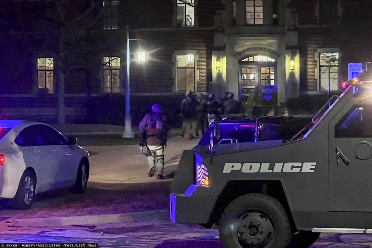 USA. Strzelanina na uniwersytecie w Michigan. Jedna osoba nie żyje. Na zdjęciu akcja policji na kampusie Uniwersytetu Stanowego w Michigan
