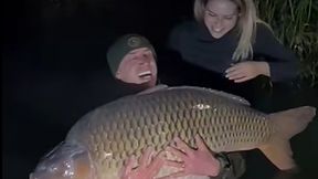 Złowili gigantycznego karpia i zważyli go. Kosmiczny wynik