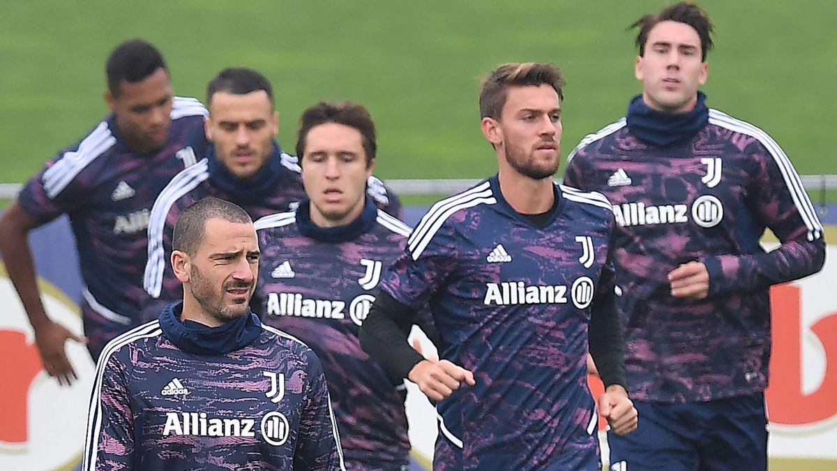 PAP/EPA / ALESSANDRO DI MARCO  / Na zdjęciu: piłkarze Juventusu