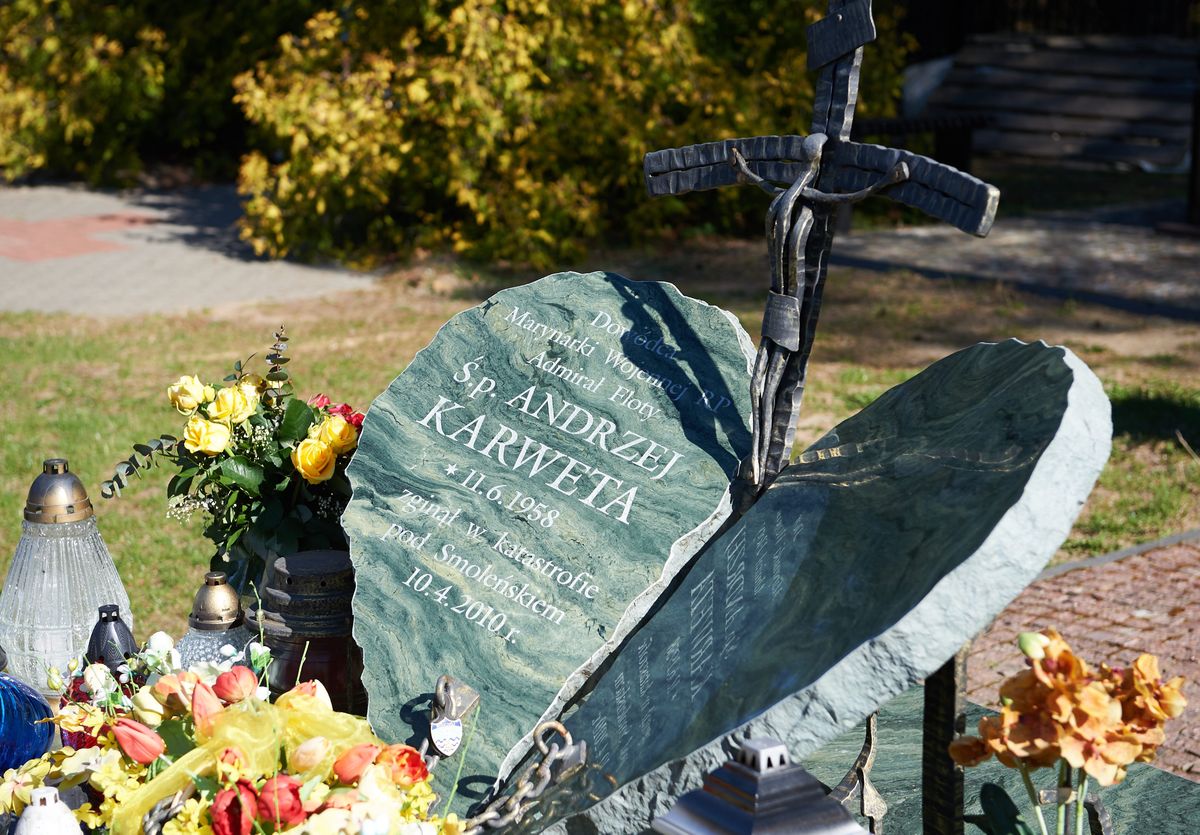 Katastrofa smoleńska: szczątki kilku osób w trumnie admirała Andrzeja Karwety