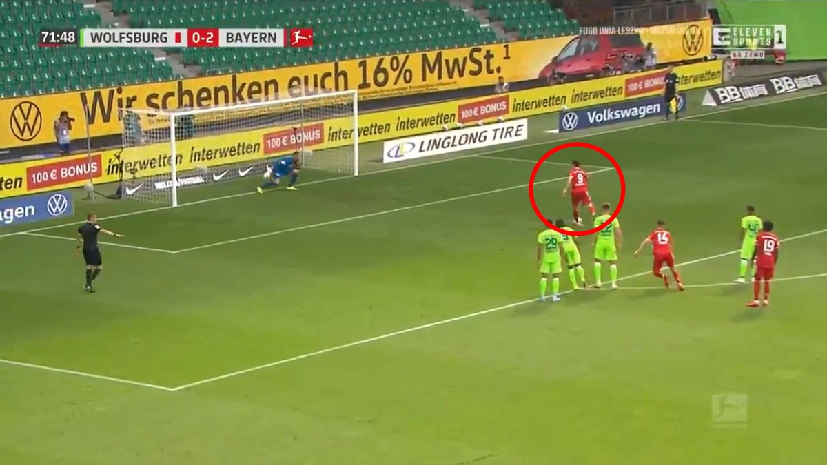 Robert Lewandowski trafiający do siatki z rzutu karnego w meczu Bundesligi WfL Wolfsburg - Bayern Monachium