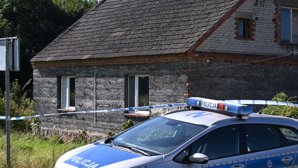 Czerniki (woj. pomorskie), 16.09.2023. Miejsce, w którym odkryto ciała trzech noworodków w piwnicy domu w Czernikach w gminie Stara Kiszewa na Kaszubach, 16 bm. (aldg) PAP/Adam Warżawa*** Zdjęcie do depeszy PAP pt. "Pomorskie/ Zarzuty zabójstwa dla 20-latki z Kaszub; policja odkryła ciało trzeciego noworodka" ***