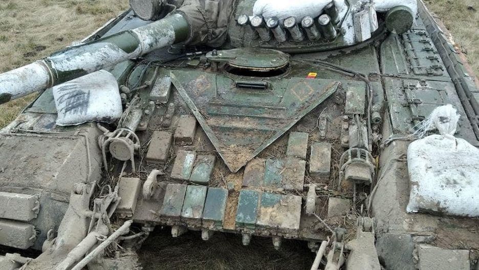Przejęty przez ukraińskich żołnierzy stary T-72A.