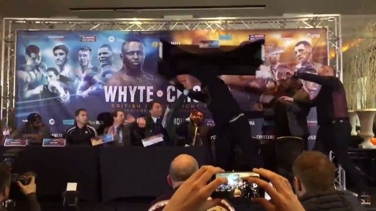 Chisora atakujący Whyte'a... stołem