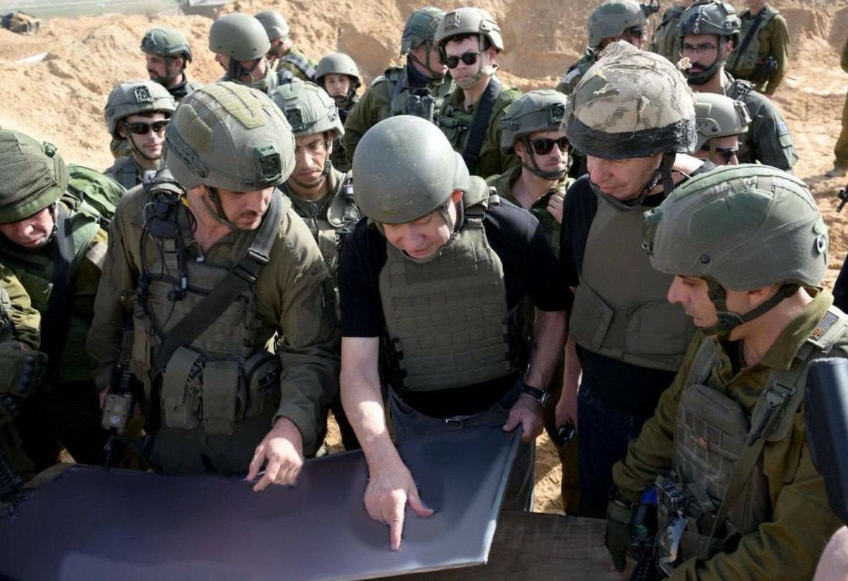  Wojna Izraela z Hamasem. Premier Izraela (na fot. w środku) wizytuje żołnierzy w pobliżu frontu