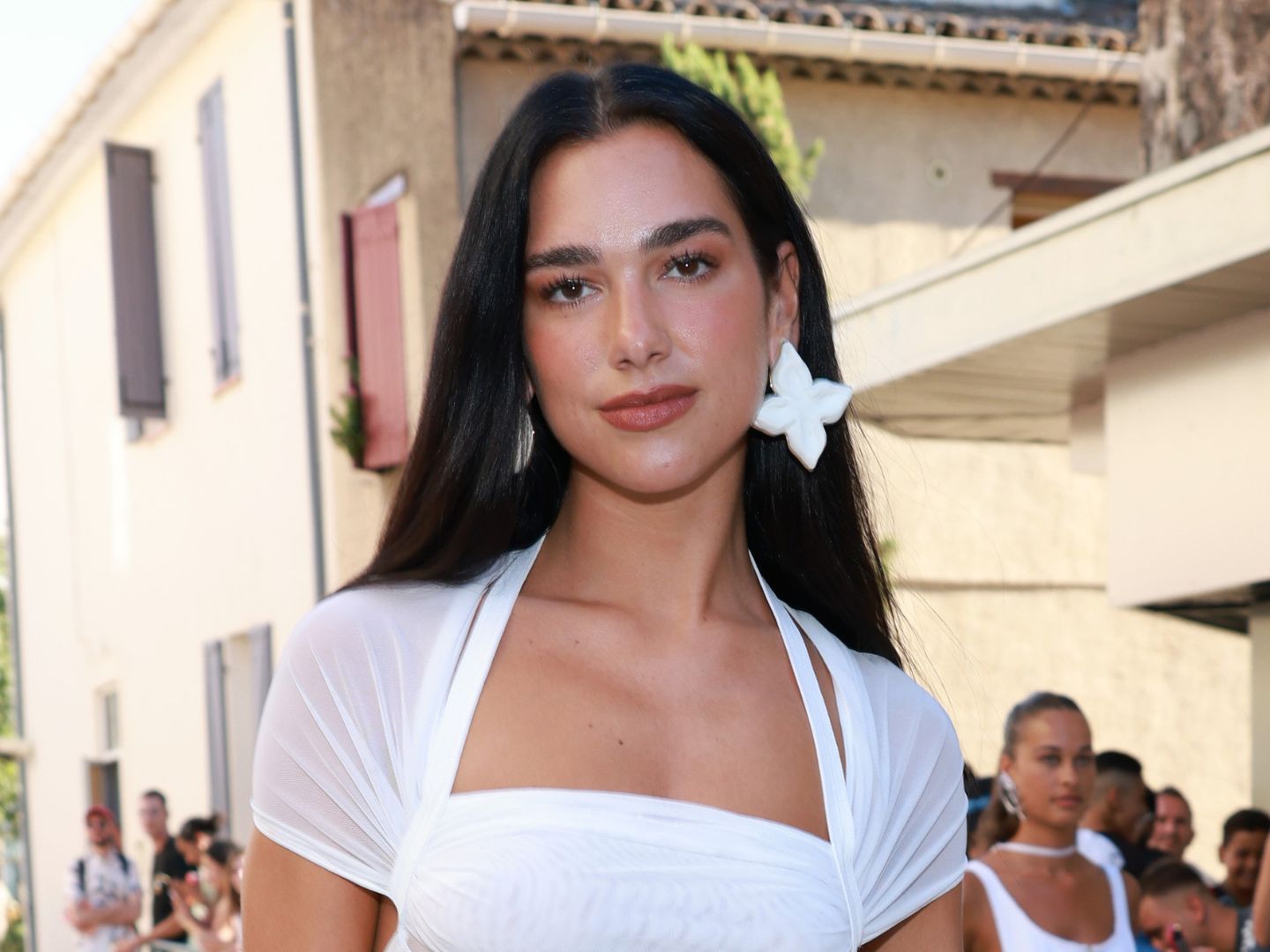 Tak Dua Lipa przyszła na ślub znanego projektanta. Widać było całą bieliznę