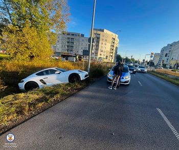 Warszawa: Popisy w porsche zakończone w rowie. Kierowca został ukarany