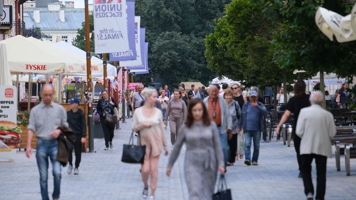 Ludzie idący deptakiem Krakowskiego Przedmieścia w Lublinie