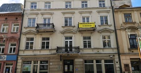 Zalegający na dachach śnieg i zwisające sople dużym zagrożeniem dla przechodniów