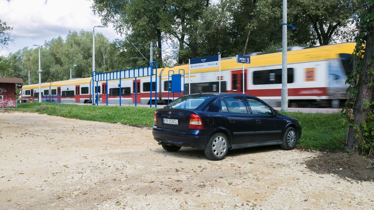 Małopolska: Ponad 300 miejsc dla aut przy stacjach i przystankach kolejowych. Największy parking powstanie w Krakowie