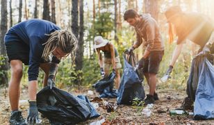 1000 tirów śmieci wywozimy co roku z lasów. Ile jest w nich twoich odpadów?