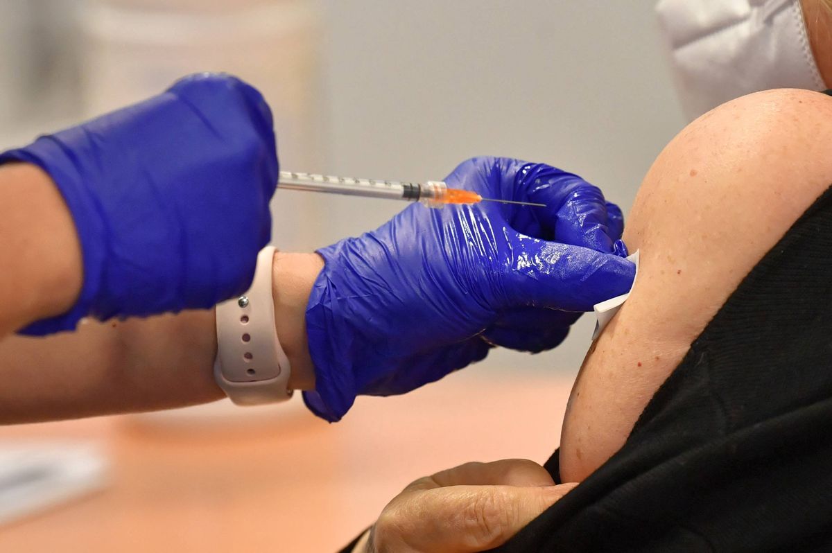 Szczepienia przeciw COVID-19 chronią przed zakażeniem? Minister Niedzielski ujawnia dane