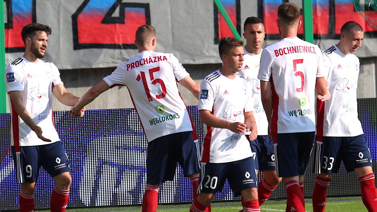piłkarze Górnika Zabrze cieszą się z gola Jesusa Jimeneza (z lewej) podczas meczu ostatniej kolejki rundy zasadniczej Ekstraklasy z Legią Warszawa