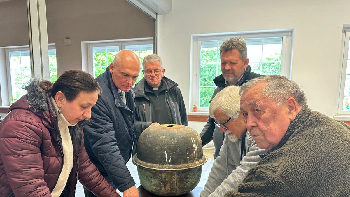 Podczas demontażu krzyża i kuli z kościelnej dzwonnicy odnaleziono tajemniczy skarb