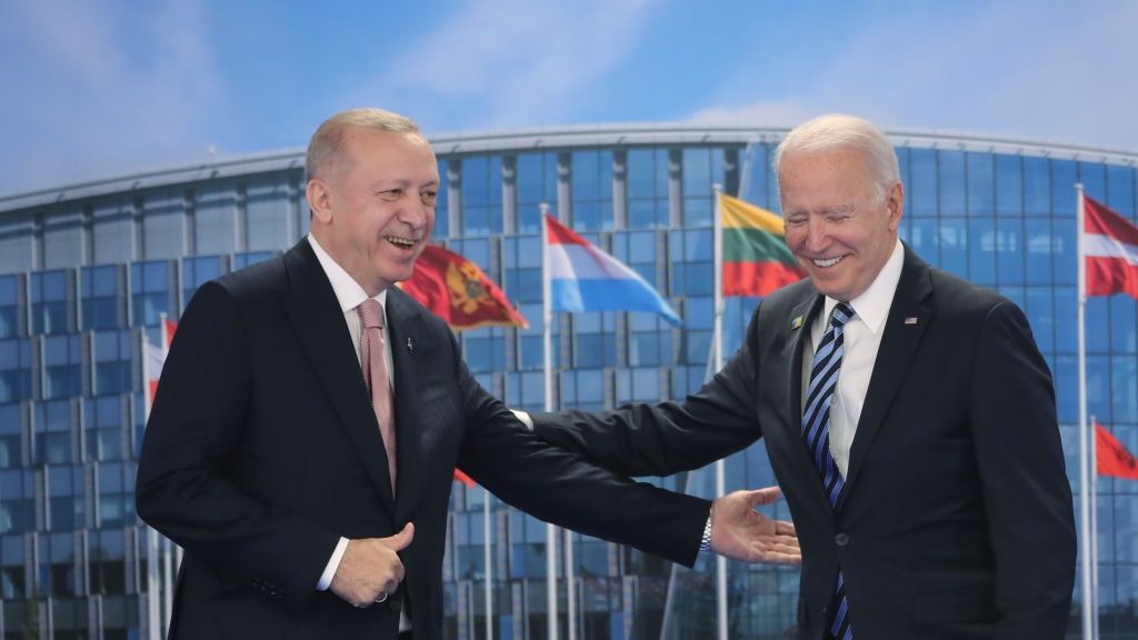 Recep Erdogan (z lewej) i Joe Biden (z prawej)