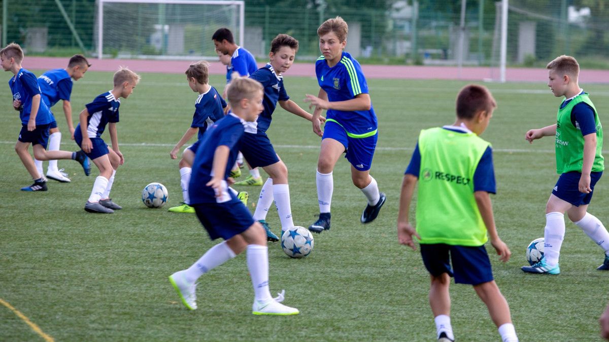 trening młodych piłkarzy