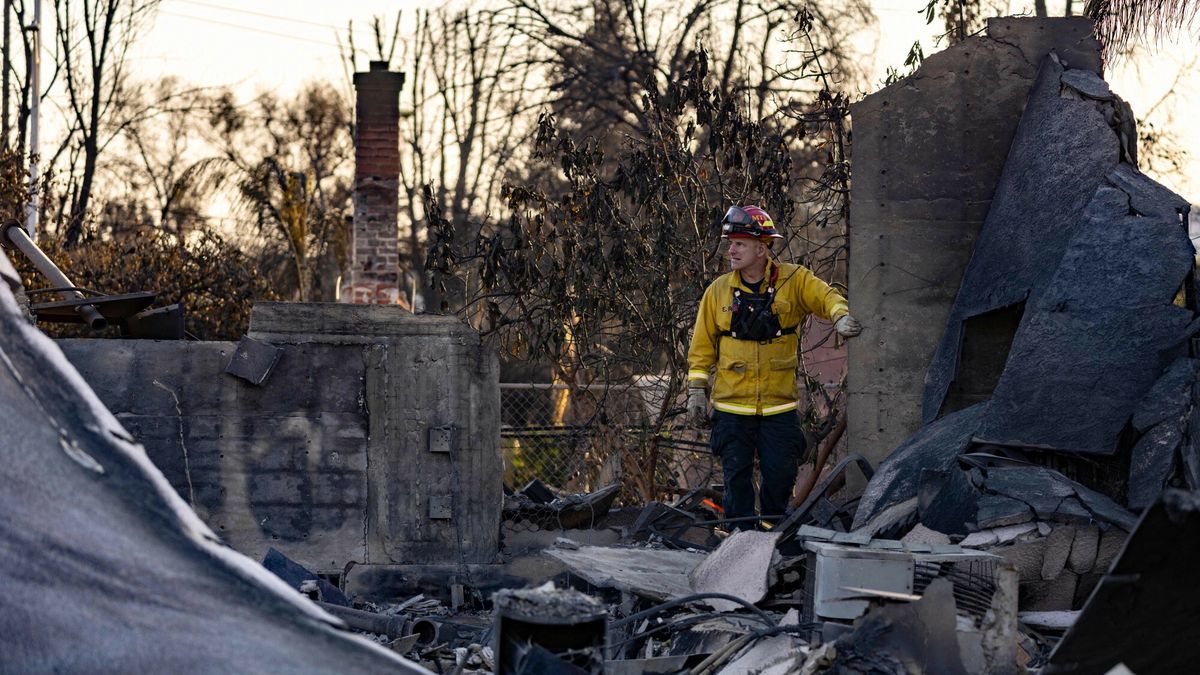 Pot??ne po?ary w hrabstwie Los Angeles
TOPSHOT - A firefighter reacts as he walks among the remains of a house reduced to rubble by the Eaton Fire during search and rescue operations in Altadena, California, on January 13, 2025. Search teams looking for people killed in devastating Los Angeles blazes moved from house to house, as firefighters girded for hurricane-force winds that could spark further flare-ups. With the disaster in America's second biggest city in its seventh day, 24 people are known to have died, with the toll expected to rise, and more than 90,000 people are still displaced. (Photo by ETIENNE LAURENT / AFP)
ETIENNE LAURENT