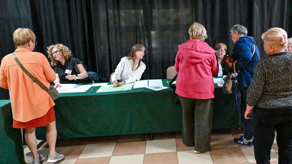 g�osowanie w lokalu wyborczym w RewaluMarcin Bieleckig�os, g�osowa�, g�osowanie, II, II tura, lokal wyborczy, mieszka�cy, prezydenckie, wybory