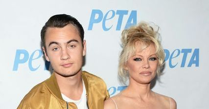 "Słoneczny patrol": Pamela Anderson z przystojnym synem na salonach