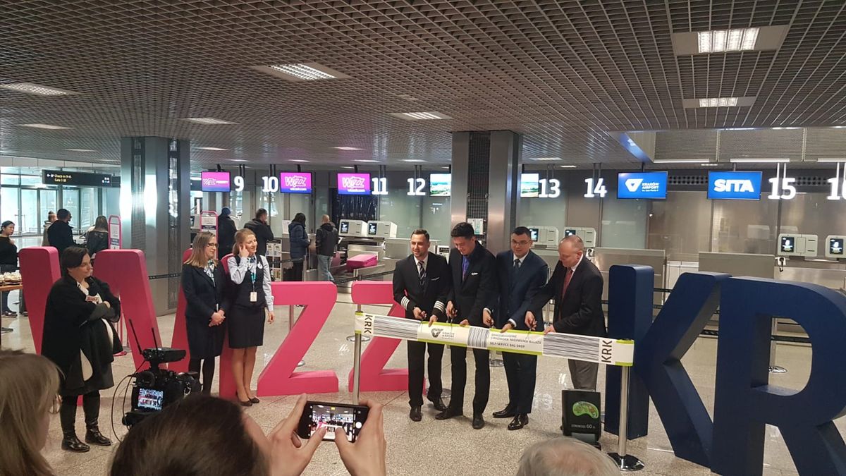 Lotnisko w Krakowie ma się czym chwalić. Pierwsze w Polsce samoobsługowe stanowiska nadawania bagażu
