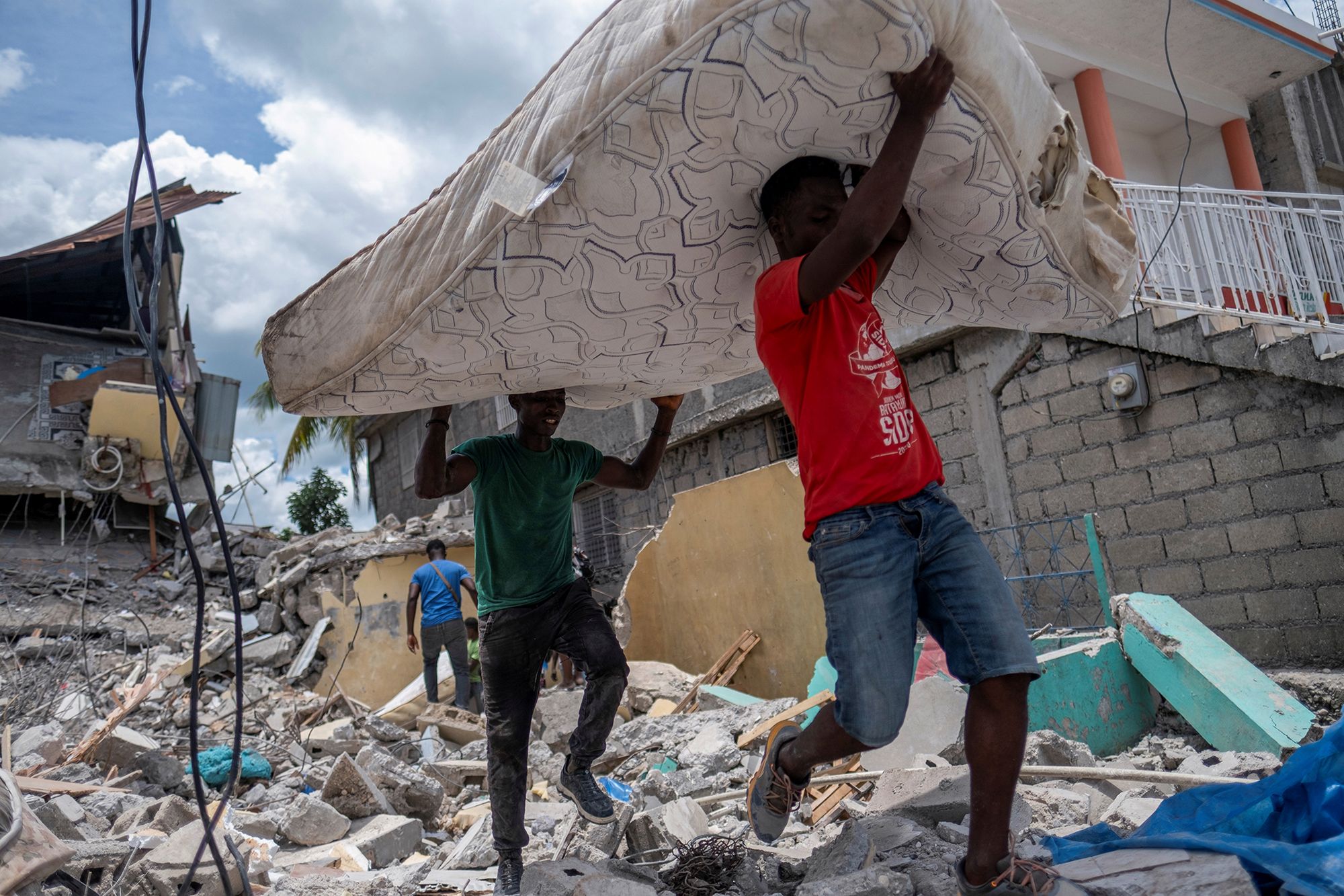 Trzęsienie ziemi na Haiti. Obraz smutku i rozpaczy wśród wielkich zniszczeń 9