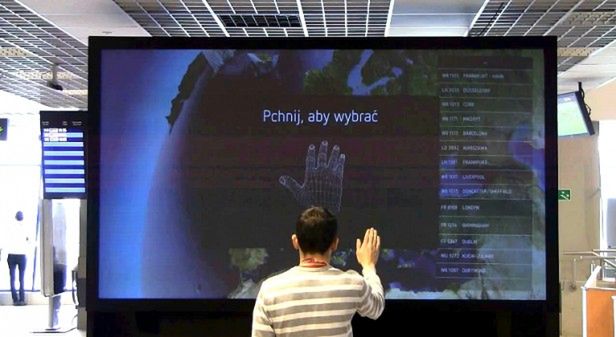 Tablica informacyjna sterowana Kinectem na polskim lotnisku 1