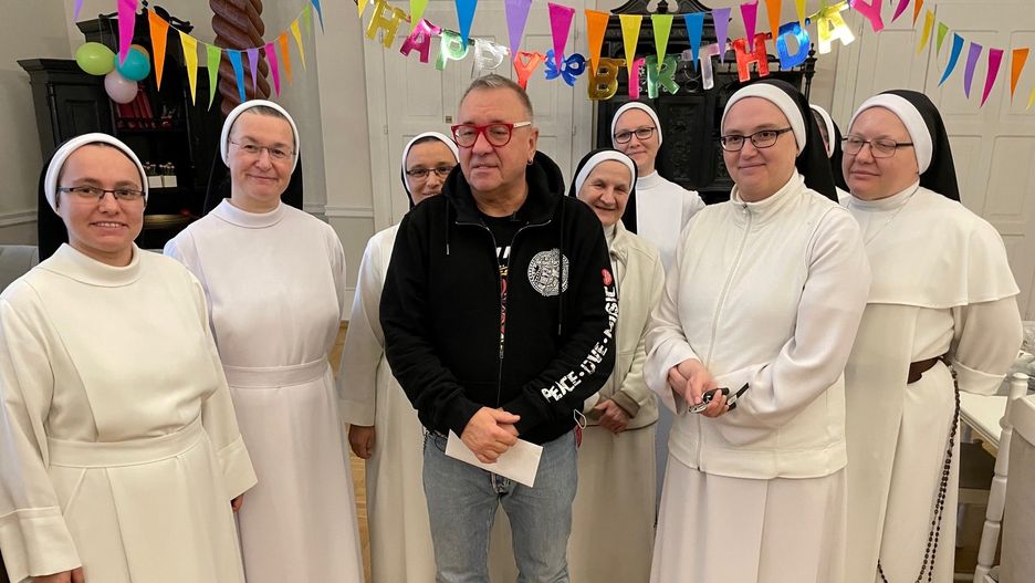 Jerzy Owsiak z zakonnicami z Broniszewic (Fot. Troll)