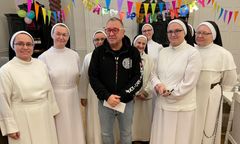 "To obrońców życia najczęściej nie interesuje...". Owsiak chwali siostry dominikanki z Broniszewic