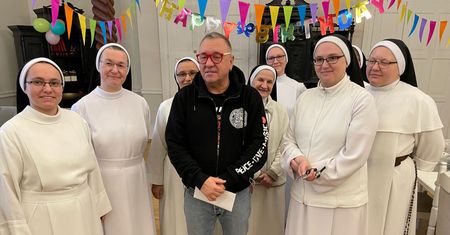 "To obrońców życia najczęściej nie interesuje...". Owsiak chwali siostry dominikanki z Broniszewic