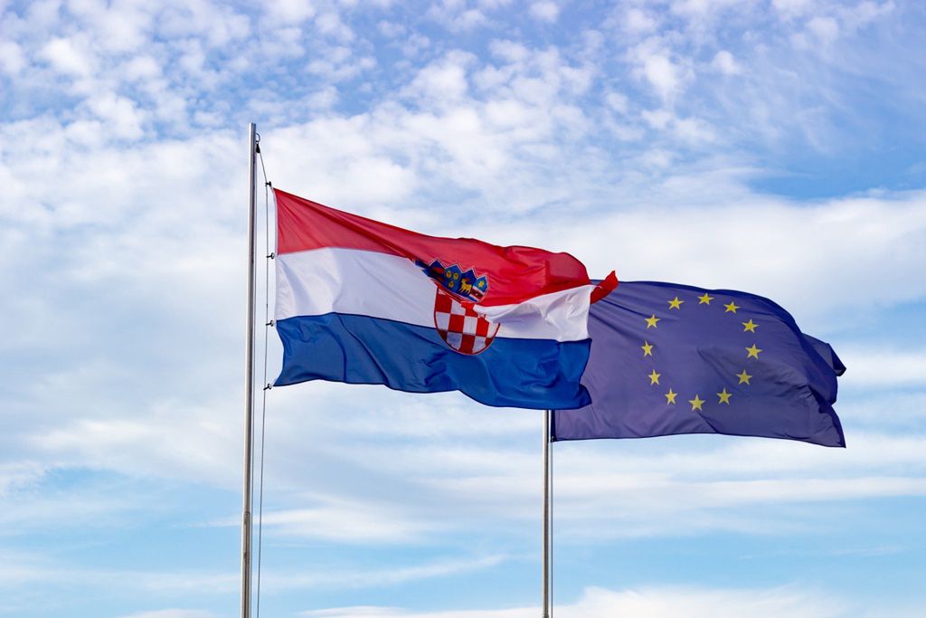 Zniesione zostały kontrole na granicach ze Słowenią, Węgrami i Włochami, a także na lotniskach.