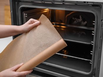 Nagminny błąd. Papier do pieczenia staje się toksyczny