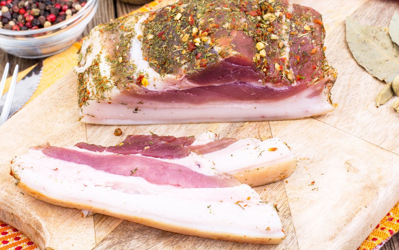 Jak peklować mięso? Tak nadasz mu odpowiedni smak