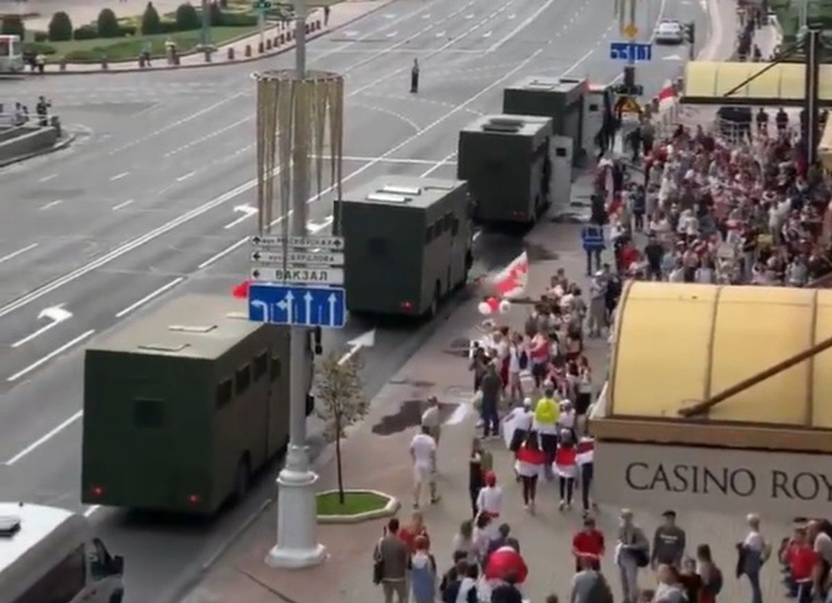 Białoruś. Nagle podjechały ciężarówki OMON-u. Wstrząsające nagranie