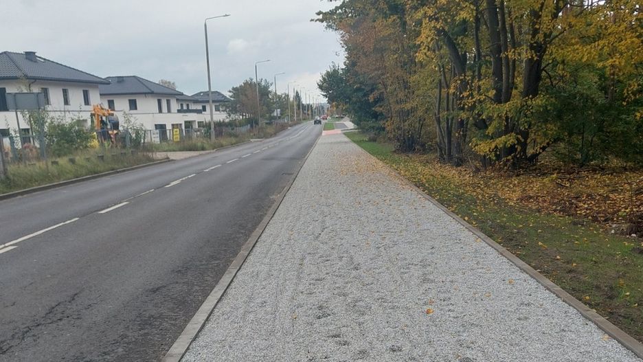Trasa dla rowerów przy Wiejskiej zgodnie z dokumentacją inwestycji będzie mieć nawierzchnię mineralno-żywiczną, nie szutrową. Fot. Facebook/Janusz Dębczyński. 