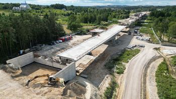 Morawica: Gigantyczne konstrukcje mostowe na budowie obwodnicy i niesamowita technika montażu w powietrzu