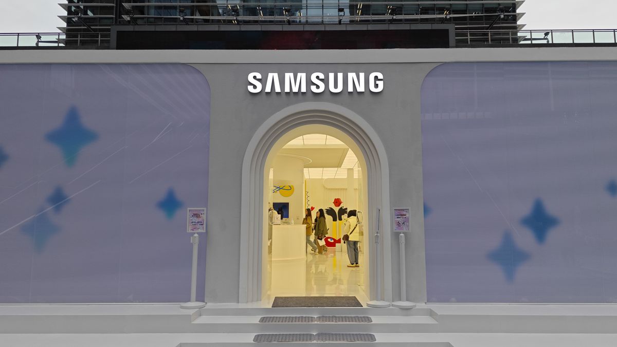 SHANGHAI, CHINA - MARCH 18, 2024 - Customers experience AI scenes at the Galaxy AI event held by South Korea's Samsung in Shanghai, China, March 18, 2024. (Photo credit should read CFOTO/Future Publishing via Getty Images)