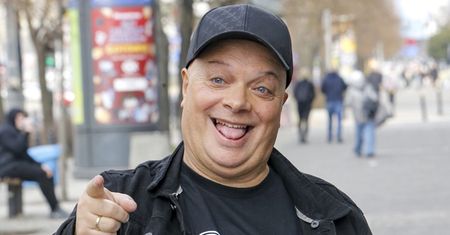 Krzysztof Skiba mógł kiedyś pochwalić się BUJNĄ CZUPRYNĄ. Tak muzyk wyglądał prawie 40 lat temu