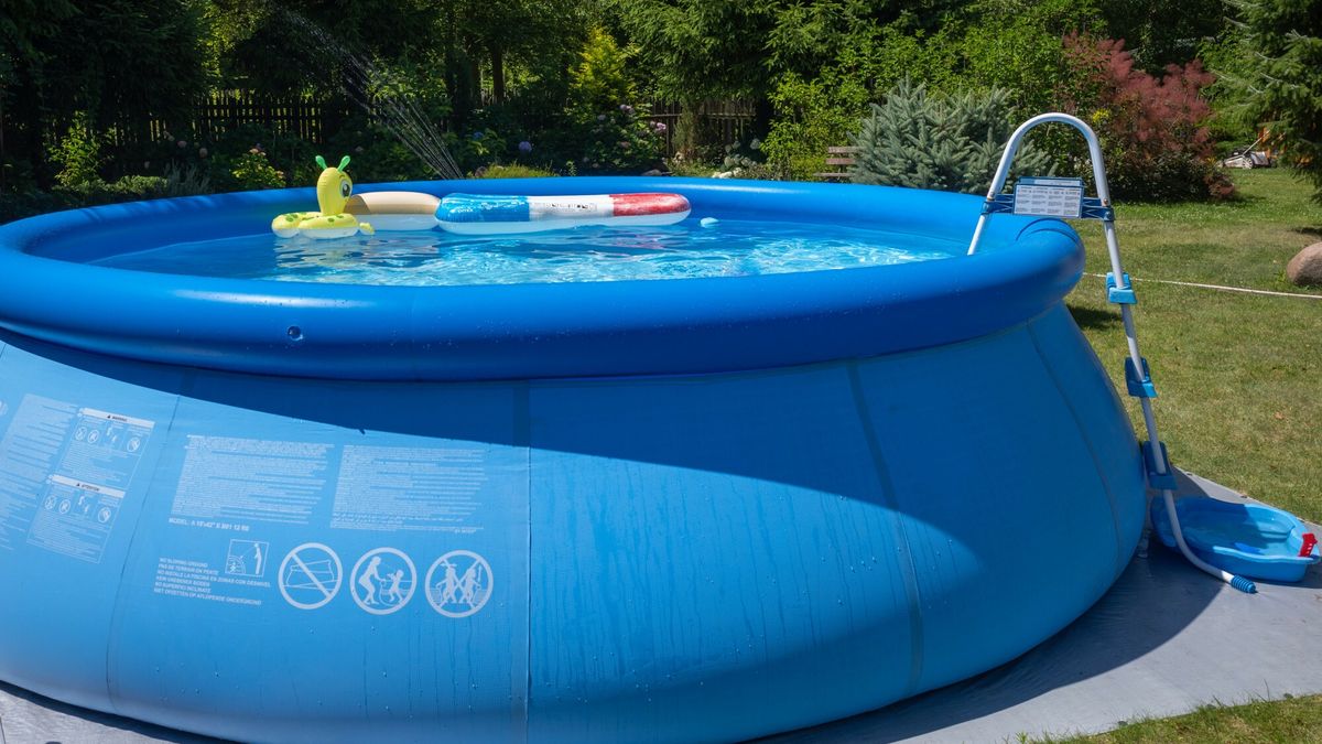 Stock Arkadiusz Zi�?ek
Fot. Arkadiusz Ziolek/ East News.
n/z Duzy basen ogrodowy rozporowy.
ARKADIUSZ ZIOLEK