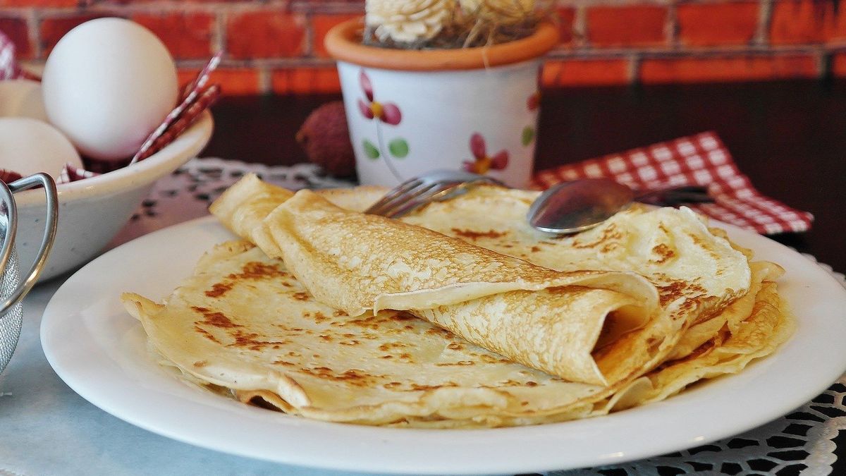 Do przygotowania super sprężystych naleśników potrzebujesz tylko jajek i budyniu. 