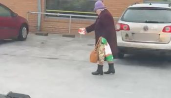 Seniorka szła przy Netto. 600 tys. wyświetleń. Sami zobaczcie